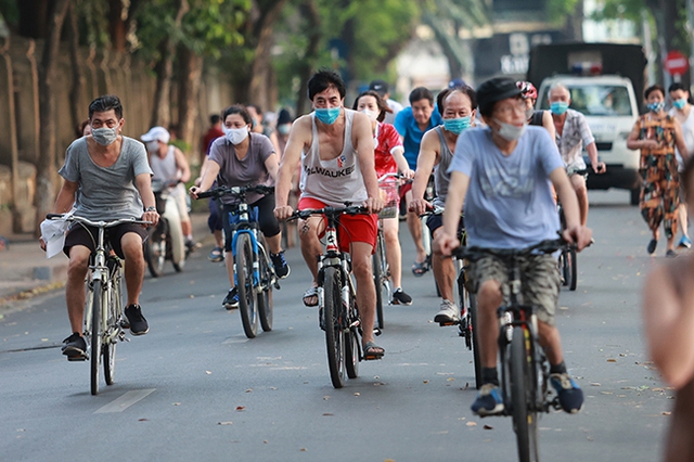 &quot;Trường đua xe đạp&quot; Hồ Gươm bị dẹp bỏ, người dân đổ dồn về hồ Tây luyện tập cung đạp mới - Ảnh 1.