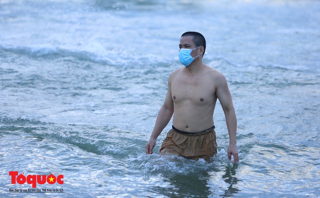 Người Đà Nẵng đeo khẩu trang đi tắm biển  - Ảnh 5.