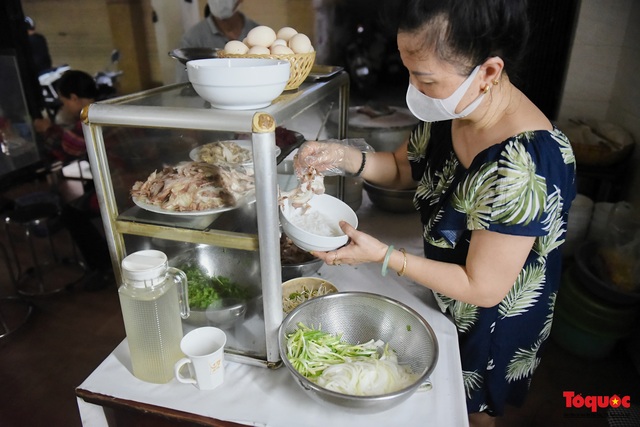 Nhều hàng quán ở Hà Nội vẫn đông khách giữa mùa dịch, thu nhập chục triệu mỗi ngày - Ảnh 2.