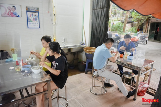 Nhều hàng quán ở Hà Nội vẫn đông khách giữa mùa dịch, thu nhập chục triệu mỗi ngày - Ảnh 5.