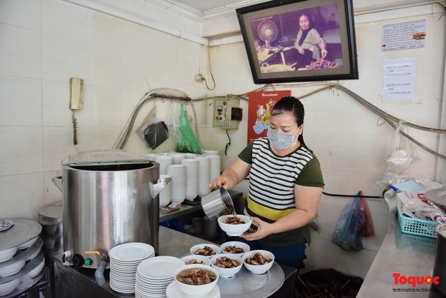 Nhều hàng quán ở Hà Nội vẫn đông khách giữa mùa dịch, thu nhập chục triệu mỗi ngày - Ảnh 11.
