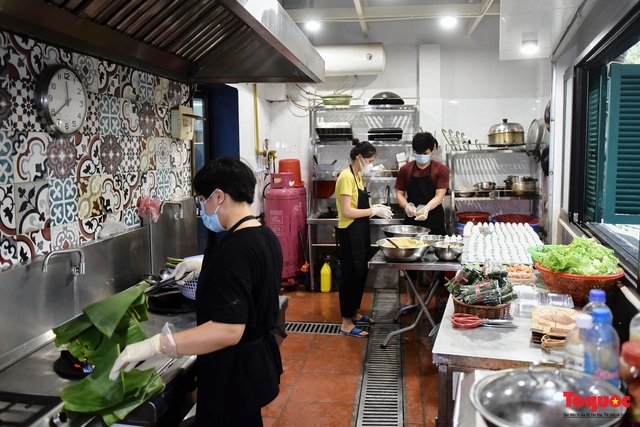 Nhều hàng quán ở Hà Nội vẫn đông khách giữa mùa dịch, thu nhập chục triệu mỗi ngày - Ảnh 16.