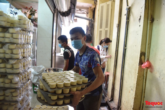 Nhều hàng quán ở Hà Nội vẫn đông khách giữa mùa dịch, thu nhập chục triệu mỗi ngày - Ảnh 6.