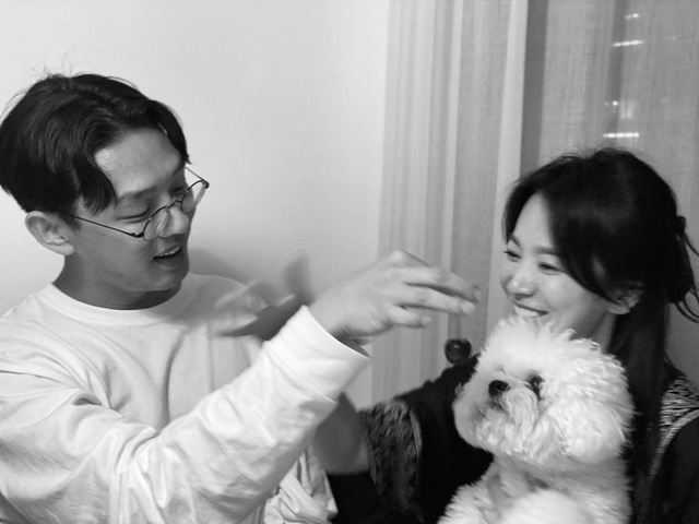 Song Hye Kyo vui vẻ bên &quot;ảnh đế&quot; Yoo Ah In - Ảnh 1.
