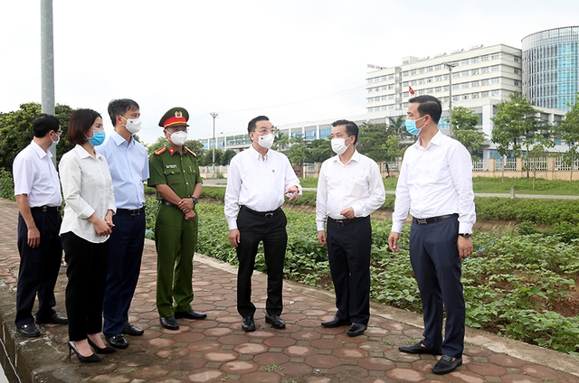 Chủ tịch Hà Nội: Ưu tiên ngăn chặn mầm bệnh xâm nhập, không “ngăn sông cấm chợ” - Ảnh 1.