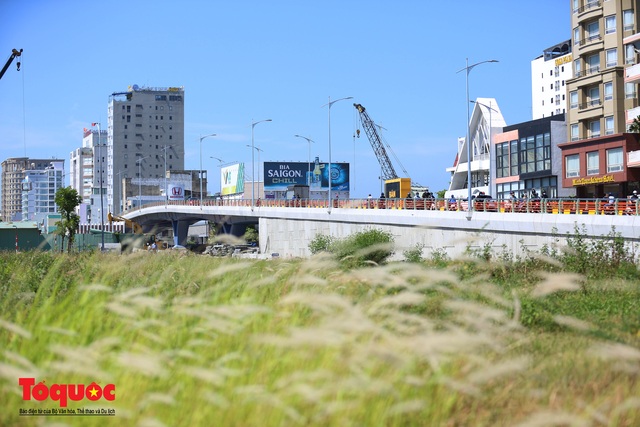 Cầu vượt nút giao thông hơn 700 tỷ đồng ở trung tâm Đà Nẵng chính thức thông xe - Ảnh 6.