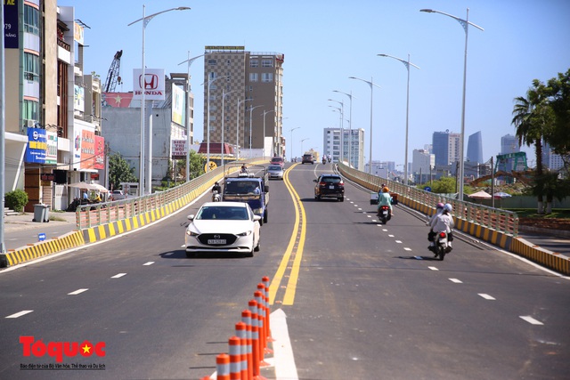 Cầu vượt nút giao thông hơn 700 tỷ đồng ở trung tâm Đà Nẵng chính thức thông xe - Ảnh 1.