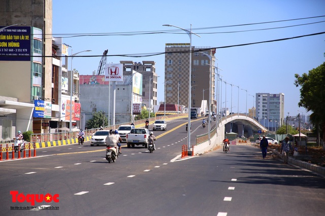 Cầu vượt nút giao thông hơn 700 tỷ đồng ở trung tâm Đà Nẵng chính thức thông xe - Ảnh 7.