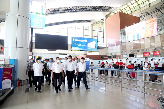 Chủ tịch Hà Nội đích thân kiểm tra công tác kiểm soát dịch bệnh chuyến bay chở người từ TP.HCM về Thủ đô - Ảnh 1.