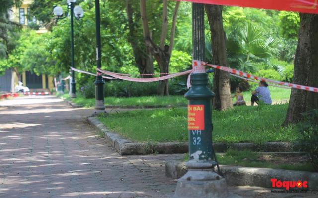 Hà Nội lập rào chắn, chăng dây vẫn không ngăn cấm người dân tập thể dục nơi công cộng - Ảnh 17.