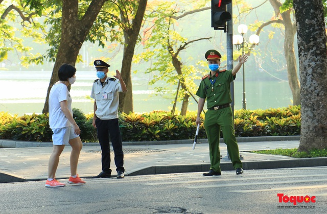 Hà Nội lập rào chắn, chăng dây vẫn không ngăn cấm người dân tập thể dục nơi công cộng - Ảnh 7.