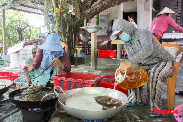 Canh bếp lửa giữa trưa hè, người dân miền Trung chế biến hàng tấn cá gửi tặng TP HCM - Ảnh 9.
