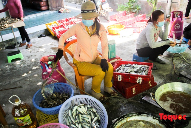 Canh bếp lửa giữa trưa hè, người dân miền Trung chế biến hàng tấn cá gửi tặng TP HCM - Ảnh 7.