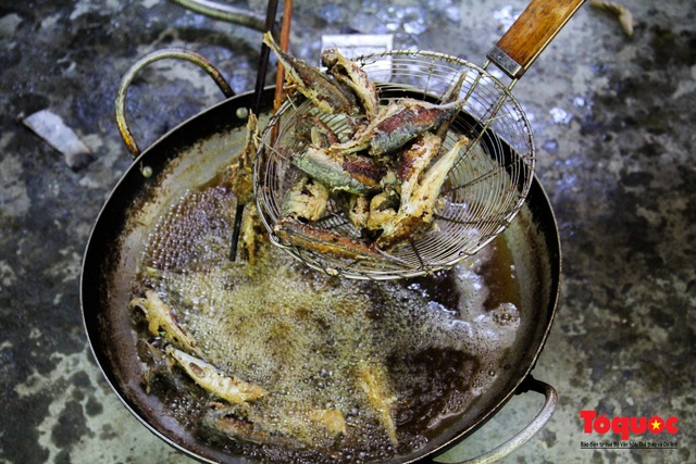 Canh bếp lửa giữa trưa hè, người dân miền Trung chế biến hàng tấn cá gửi tặng TP HCM - Ảnh 8.
