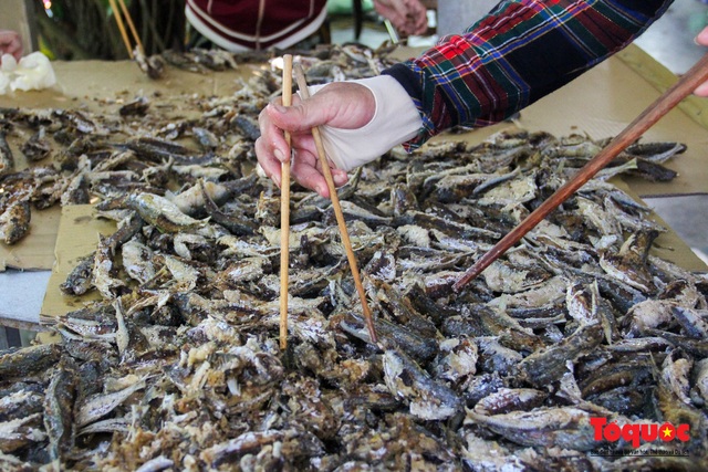 Canh bếp lửa giữa trưa hè, người dân miền Trung chế biến hàng tấn cá gửi tặng TP HCM - Ảnh 12.