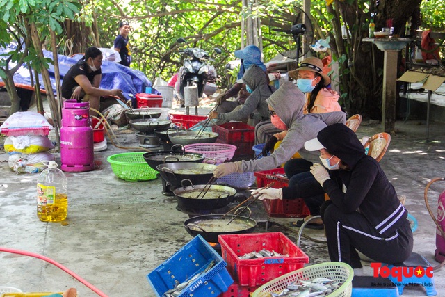 Canh bếp lửa giữa trưa hè, người dân miền Trung chế biến hàng tấn cá gửi tặng TP HCM - Ảnh 6.
