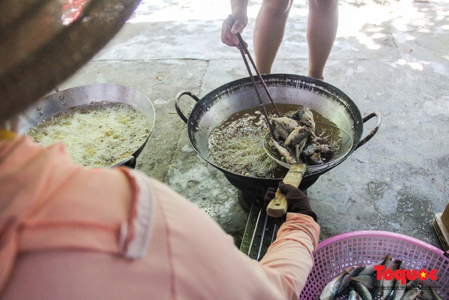Canh bếp lửa giữa trưa hè, người dân miền Trung chế biến hàng tấn cá gửi tặng TP HCM - Ảnh 11.