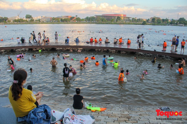 Nắng nóng, người dân TP Huế đổ ra sông Hương bơi giải nhiệt - Ảnh 5.