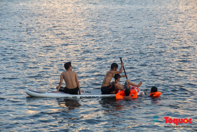 Nắng nóng, người dân TP Huế đổ ra sông Hương bơi giải nhiệt - Ảnh 12.