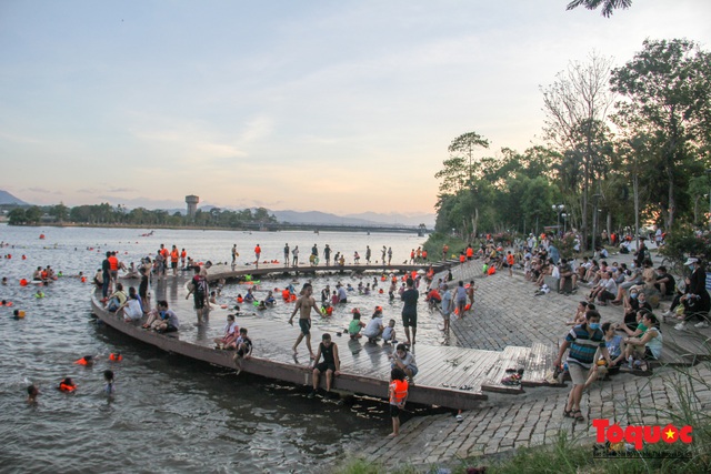 Nắng nóng, người dân TP Huế đổ ra sông Hương bơi giải nhiệt - Ảnh 14.