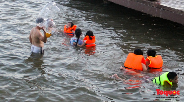 Nắng nóng, người dân TP Huế đổ ra sông Hương bơi giải nhiệt - Ảnh 8.