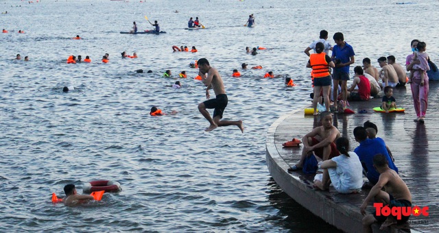 Nắng nóng, người dân TP Huế đổ ra sông Hương bơi giải nhiệt - Ảnh 10.