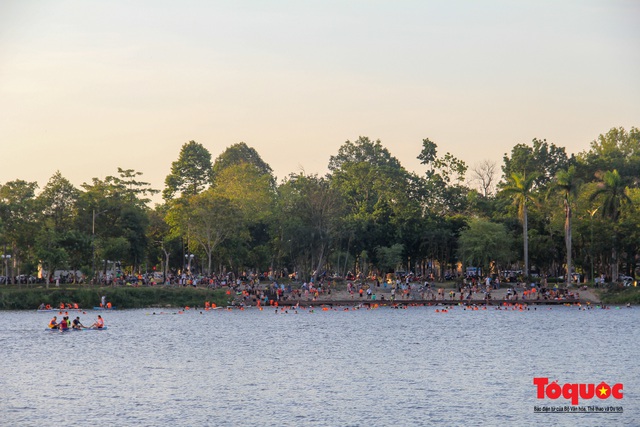 Nắng nóng, người dân TP Huế đổ ra sông Hương bơi giải nhiệt - Ảnh 1.