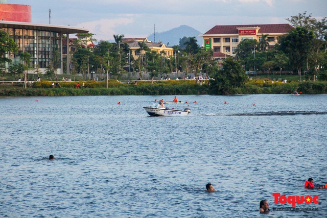 Nắng nóng, người dân TP Huế đổ ra sông Hương bơi giải nhiệt - Ảnh 9.