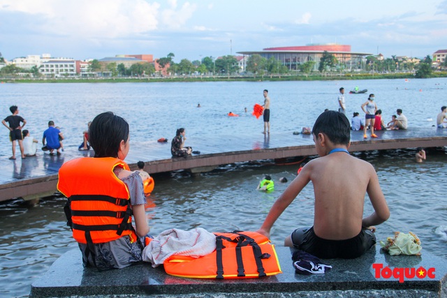 Nắng nóng, người dân TP Huế đổ ra sông Hương bơi giải nhiệt - Ảnh 6.