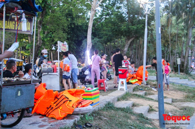 Nắng nóng, người dân TP Huế đổ ra sông Hương bơi giải nhiệt - Ảnh 7.