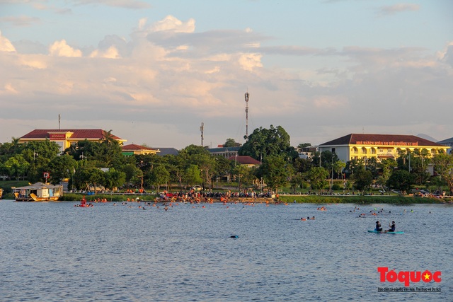 Nắng nóng, người dân TP Huế đổ ra sông Hương bơi giải nhiệt - Ảnh 3.