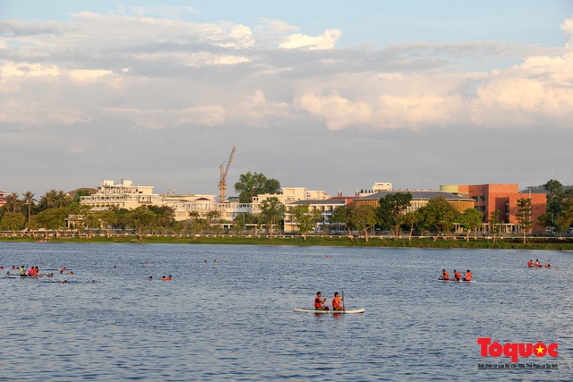 Nắng nóng, người dân TP Huế đổ ra sông Hương bơi giải nhiệt - Ảnh 11.