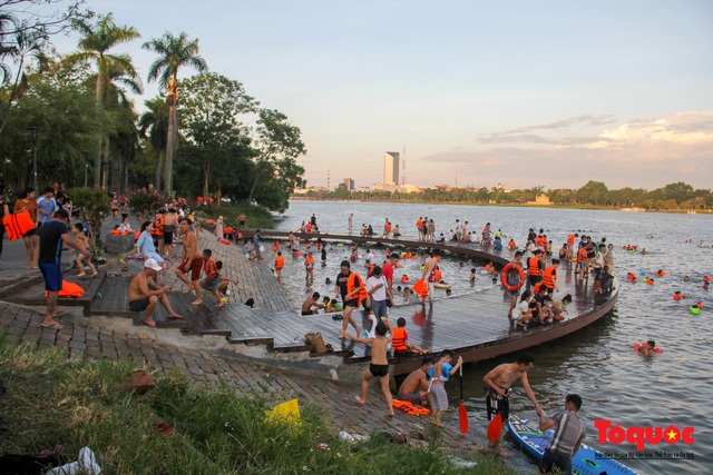 Nắng nóng, người dân TP Huế đổ ra sông Hương bơi giải nhiệt - Ảnh 4.