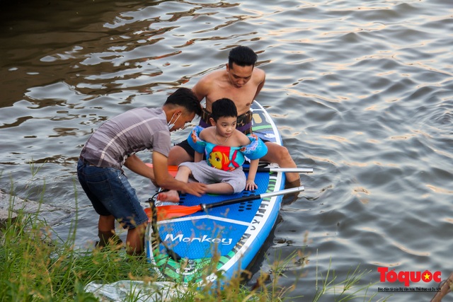 Nắng nóng, người dân TP Huế đổ ra sông Hương bơi giải nhiệt - Ảnh 13.