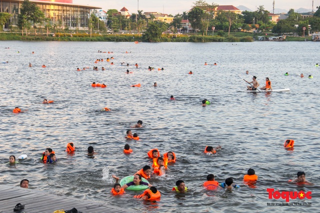 Nắng nóng, người dân TP Huế đổ ra sông Hương bơi giải nhiệt - Ảnh 9.
