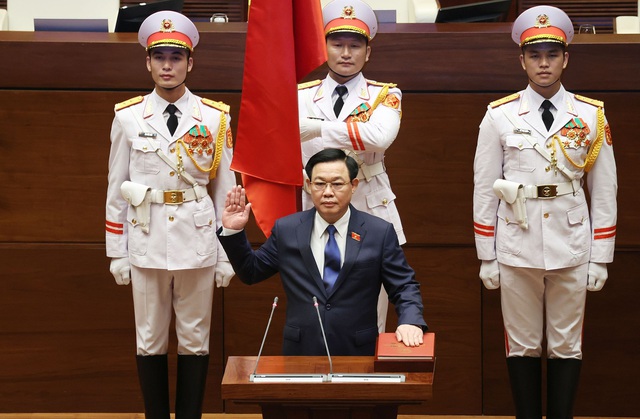 Ông Vương Đình Huệ làm Chủ tịch Quốc hội khóa XV với 475/475 phiếu tán thành - Ảnh 1.