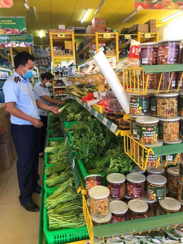 Kiểm tra, nắm bắt tình hình tại các siêu thị, cửa hàng tiện lợi, chợ truyền thống - Ảnh 1.