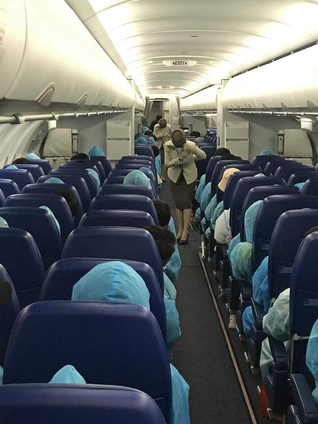 An toàn, trật tự trên chuyến bay Bamboo Airways chở công dân Bình Định từ TP HCM về quê - Ảnh 6.
