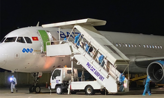 An toàn, trật tự trên chuyến bay Bamboo Airways chở công dân Bình Định từ TP HCM về quê - Ảnh 7.