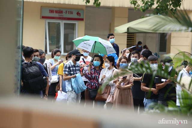 Bí thư Hà Nội chỉ đạo chấn chỉnh ngay tình trạng chen lấn tiêm vắc xin COVID-19 tại Bệnh viện E - Ảnh 1.