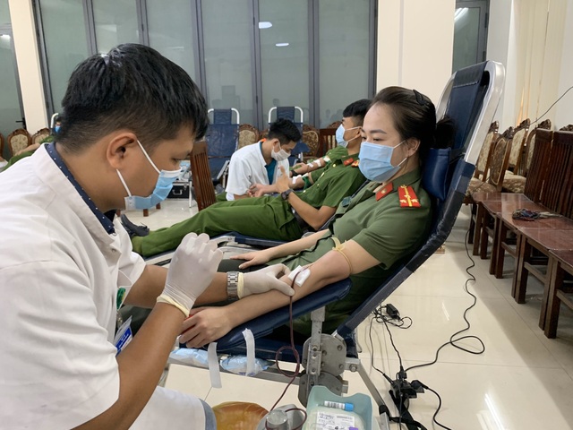 Hàng trăm cán bộ chiến sĩ Công an tỉnh Thừa Thiên Huế tham gia hiến máu giữa mùa dịch - Ảnh 1.