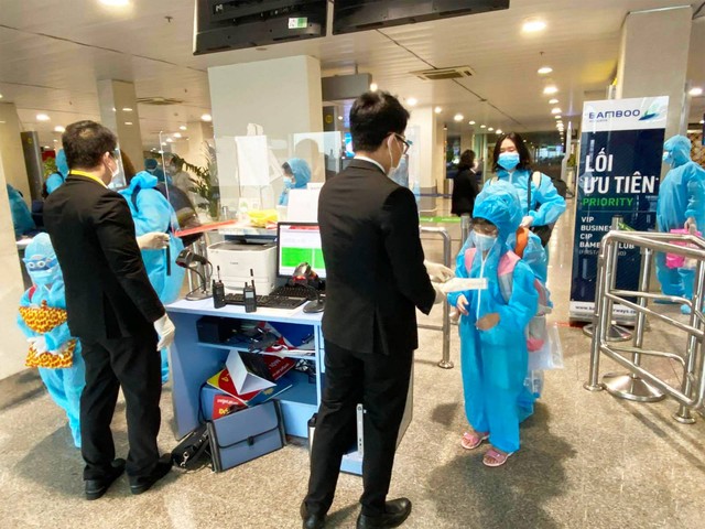 Vỡ oà niềm vui trên chuyến bay Bamboo Airways chở người Gia Lai từ TP HCM - Ảnh 6.