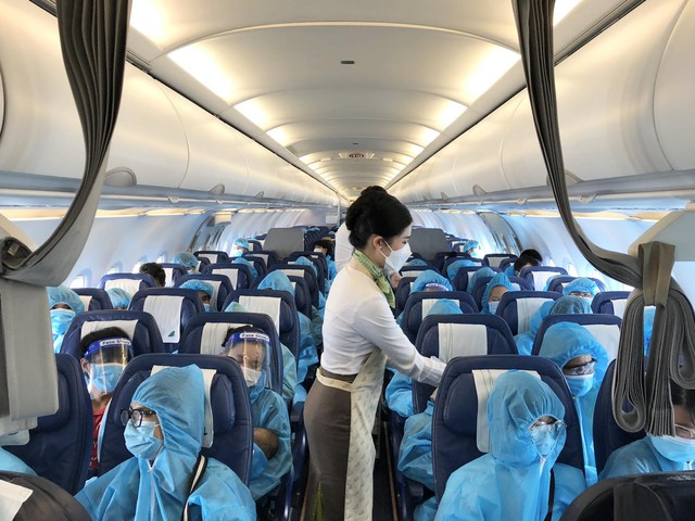 Vỡ oà niềm vui trên chuyến bay Bamboo Airways chở người Gia Lai từ TP HCM - Ảnh 7.