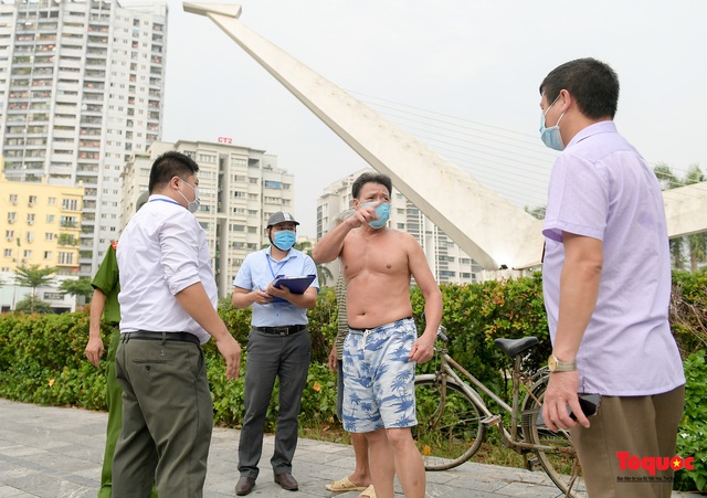 Hà Nội: Người dân thủ đô bị lập biên bản, nhắc nhở khi đi tập thể dục - Ảnh 7. Hà Nội: Người dân thủ đô bị lập biên bản, nhắc nhở khi đi tập thể dục - Ảnh 7.