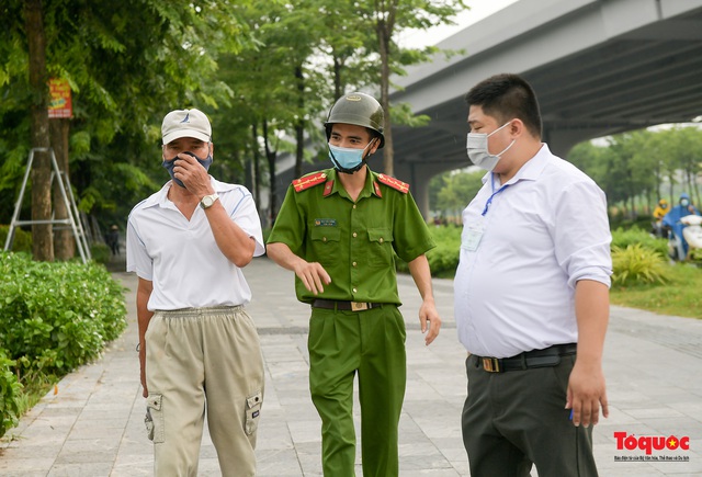 Hà Nội: Người dân thủ đô bị lập biên bản, nhắc nhở khi đi tập thể dục - Ảnh 13. Hà Nội: Người dân thủ đô bị lập biên bản, nhắc nhở khi đi tập thể dục - Ảnh 13.