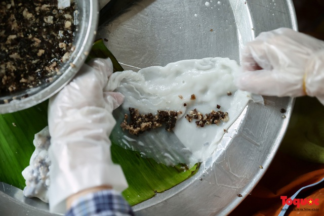 Hàng bánh cuốn nổi tiếng Hà Nội bán 100 suất mang về mỗi ngày giữa mùa dịch - Ảnh 7.