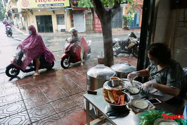 Hàng bánh cuốn nổi tiếng Hà Nội bán 100 suất mang về mỗi ngày giữa mùa dịch - Ảnh 8.