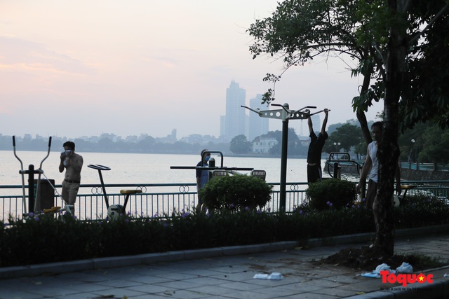 Hà Nội: Người dân tranh thủ đi chợ sớm, tập thể dục "nốt" trước giờ giãn cách xã hội - Ảnh 15. Hà Nội: Người dân tranh thủ đi chợ sớm, tập thể dục "nốt" trước giờ giãn cách xã hội - Ảnh 15.