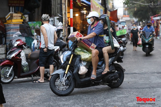 Hà Nội: Người dân tranh thủ đi chợ sớm, tập thể dục "nốt" trước giờ giãn cách xã hội - Ảnh 10. Hà Nội: Người dân tranh thủ đi chợ sớm, tập thể dục "nốt" trước giờ giãn cách xã hội - Ảnh 10.