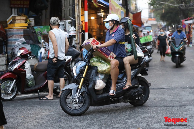 Hà Nội: Người dân tranh thủ đi chợ sớm, tập thể dục &quot;nốt&quot; trước giờ giãn cách xã hội - Ảnh 10.